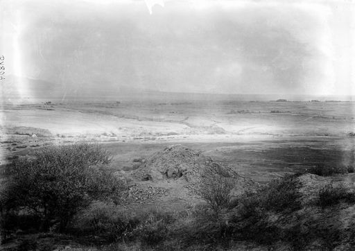 B1804: Blick vom Hügel auf Ruine und durch Bachschluchten zerfurchte Hochebene (B_1804_Murtuk_vom_chogam.jpg)