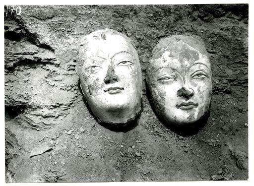 B1805: Zwei Gesichter von Lehmskulpturen (B_1805_Kiz_pos_2.jpg)