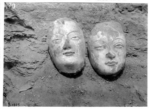 B 1805: Zwei Gesichter von Lehmskulpturen