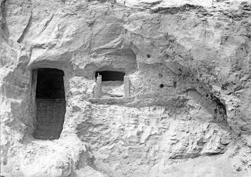 B1806: Höhleneingang und Fenster mit Holzrahmen, nach Grünwedel handelt es sich hierbei um die Bibliothekshöhle (B_1806_Kiz.jpg)