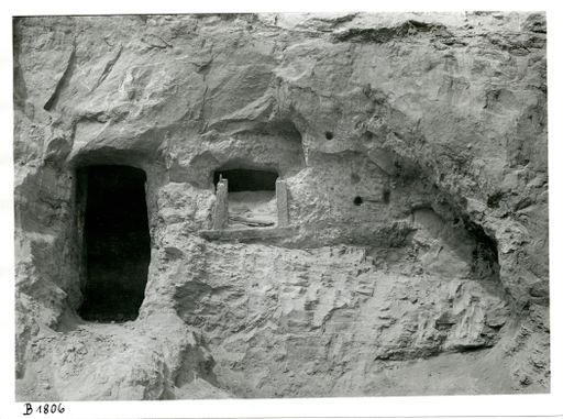B 1806: Höhleneingang und Fenster mit Holzrahmen, nach Grünwedel handelt es sich hierbei um die Bibliothekshöhle