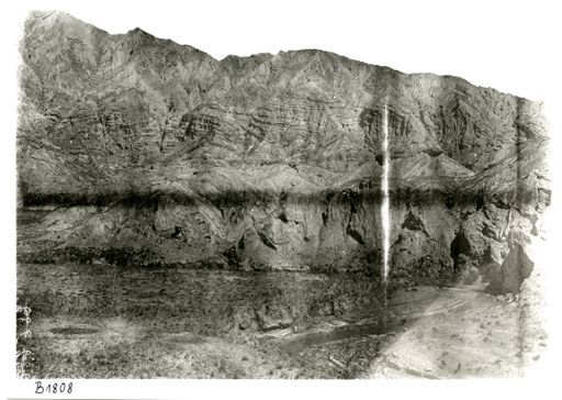 B 1808: Bergkette mit westlichster Höhle der Nordgruppe