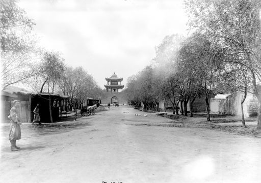 B 1810: Straße mit chinesischem Torgebäude mit 2 Dächern