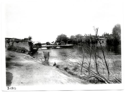 B1813: Fuhrwerk (Araba) überquert auf schmaler Brücke das Hochwasser eines reißendem Flusses zwischen Hütten. (B_1813_Kurla_pos.jpg)