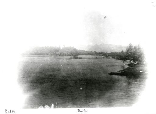 B1814: Blick von einer Brücke: Hochwasser am Fluss mit Bergen in Hintergrund. (B_1814_bei_Kurla_pos.jpg)