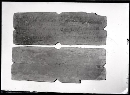 B 1825: Votivtafel: Kharoṣṭhī, Deckel: Toch. Brāhmī-Glossen