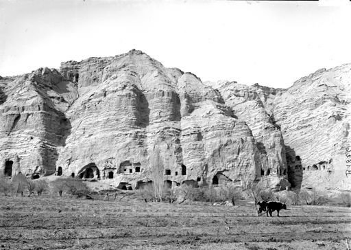 B 1826: Bergmassiv mit Höhlengruppe von den Feldern aus gesehen