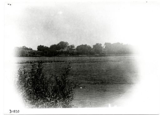 B 1830: Dorf und Fluß bei Hochwasser.