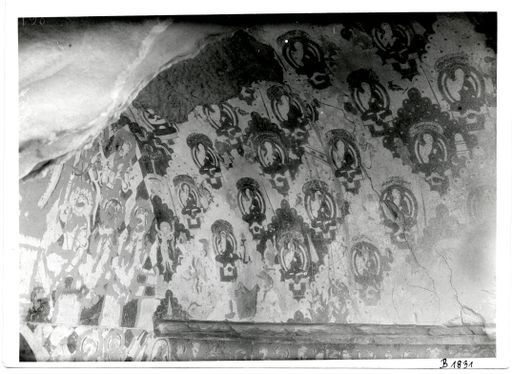 B 1831: Blick in die hintere Ecke der Höhle mit Bergszenen