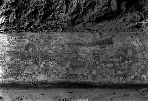 B1832: Vorderseite der 45 cm hohen Bank entlang der Längswand der Cella mit sassanidischem Entenfries (3 Enten im Perlkranz) (B_1832_III_8419_c_Kiz_60.jpg)