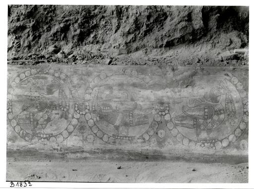 B 1832: Vorderseite der 45 cm hohen Bank entlang der Längswand der Cella mit sassanidischem Entenfries (3 Enten im Perlkranz)