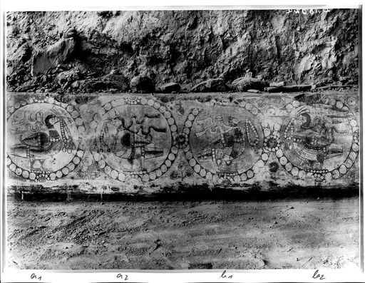 B1832a: Vorderseite der 45 cm hohen Bank entlang der Längswand der Cella mit sassanidischem Entenfries (4 Enten im Perlkranz) (B_1832a_III_8419ab_pos.jpg)