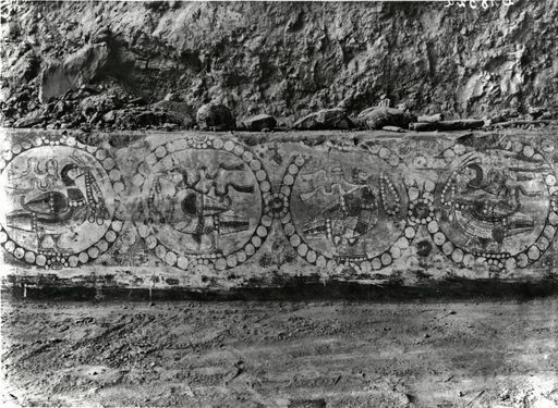 B 1832a: Vorderseite der 45 cm hohen Bank entlang der Längswand der Cella mit sassanidischem Entenfries (4 Enten im Perlkranz)
