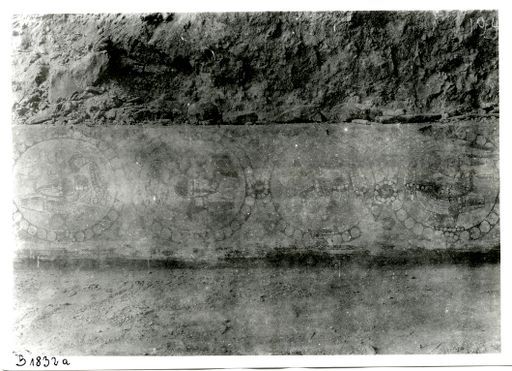 B1832a: Vorderseite der 45 cm hohen Bank entlang der Längswand der Cella mit sassanidischem Entenfries (4 Enten im Perlkranz) (B_1832a_pos.jpg)