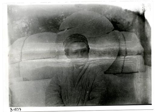 B1837: Junge vor großem Mahlstein Dm 163 cm (B_1837_Ankauf.jpg)