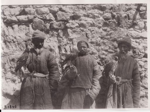 B1840: Drei Beizjäger mit Greifvögeln (Turfan_III_66_B_1840_Jaeger_aus_Sairam.jpg)