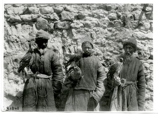 B 1840: Drei Beizjäger mit Greifvögeln