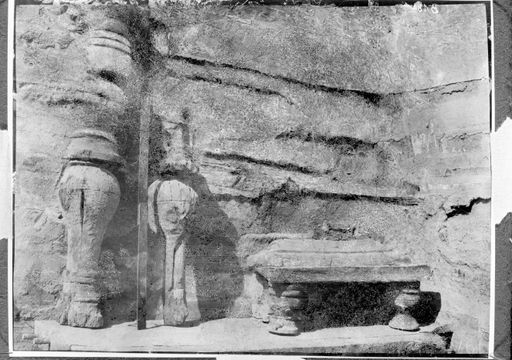 B 1841: Vorhalle der Pfauenhöhle mit Resten von Wandmalereien und Mobiliar: Schemel, Möbelfüße
