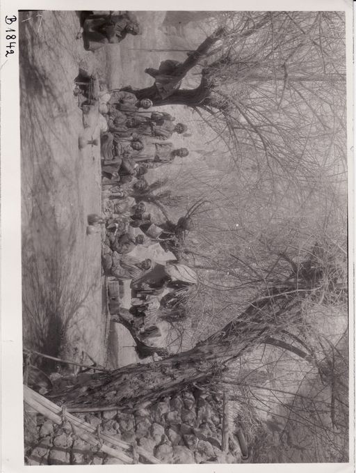 B1842: Einheimische bei der Rast auf der Falkenbeiz (Turfan_III_51_B_1842.jpg)