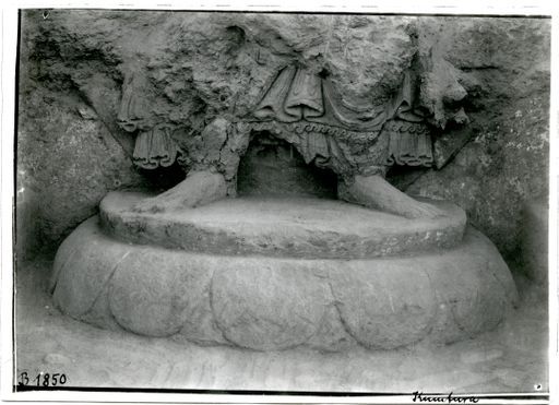 B 1850: Rest einer großen Buddhastatue auf Lotossocke:, Füße und unterer Gewandrand