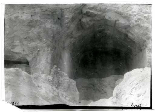 B 1851: Blick ins Tonnengewölbe einer Kulthöhle