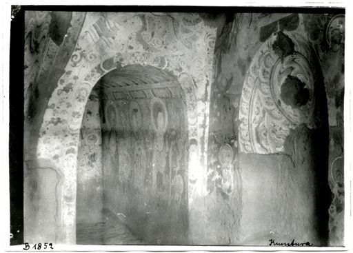 B1852: Höhle mit Wandmalerei von Blüten, Wolken, stehenden Buddhas und Bodhisattvas (B_1852_IB_8827_IB_8832_IB_9071_Kum_pos.jpg)