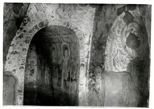 B 1852: Höhle mit Wandmalerei von Blüten, Wolken, stehenden Buddhas und Bodhisattvas