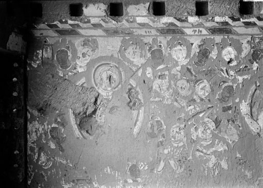 B 1871: Verehrung des predigenden Buddha. Oben Löcher von Holzbalken
