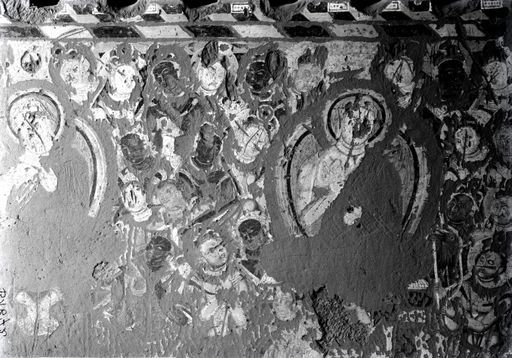 B 1872: Verehrung des predigenden Buddha, unten: Vajrapāṇi, oben: Löcher für Holzbalken
