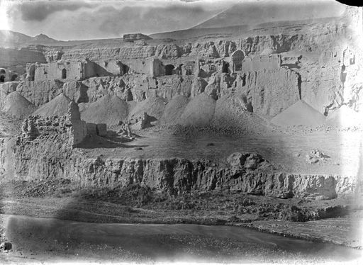 B 1873: Bergterrasse mit Höhlen und Freibauten. Bartus steht mit seinen Leuten vor Höhle 6