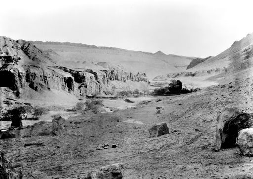 B 1875: Der Weg von Sängim nach Murtuk führt über die Höhen zur Linken; im Hintergrund auf der anderen Seite des Kegelbergs am Horizont liegt Chikkan Köl