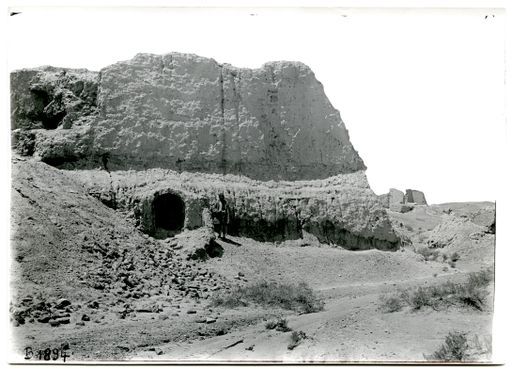 B 1894: Gelände mit Bauten, Einheimischer steht nebem einer Nische mit Buddha-Statue in einer Stūpa-Basis