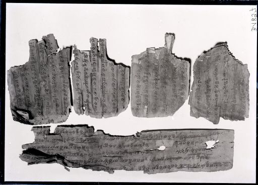 B 1897: Fünf Handschriftenfragmente, auf Birkenrinden, Nordl. Brāhmī, lt. Schlingloff, vermtl. Yogalehrbuch u. Yogaviddhi