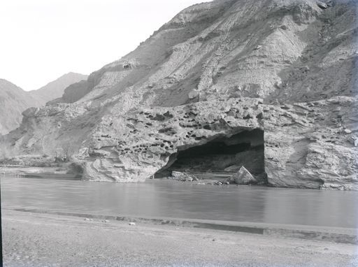 B 1898: Landschaft am Fluss mit Uferhöhle