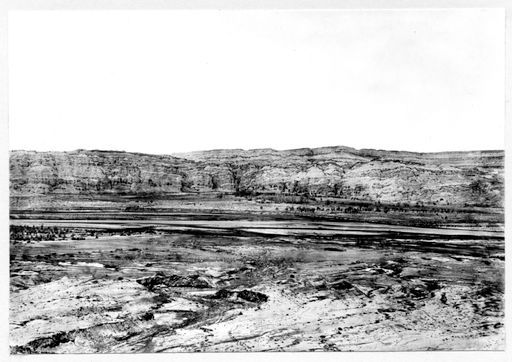 B 1899: Flusslandschaft, Tal und Höhlen von Kizil vom jenseitigen Ufer aus gesehen