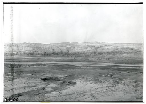 B 1900: Flusslandschaft, Tal und Höhlen von Kizil vom jenseitigen Ufer aus gesehen