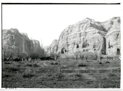 B 1901: Große Schlucht und Höhlen östlich davon mit Bauernhaus davor und Landwirtschaft