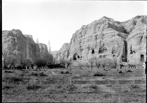 B 1902: Große Schlucht und Höhlen östlich davon mit Bauernhaus davor und Landwirtschaft
