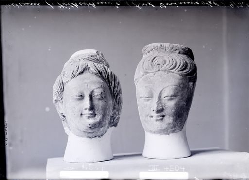 B 1905: Zwei Köpfe von Devatās