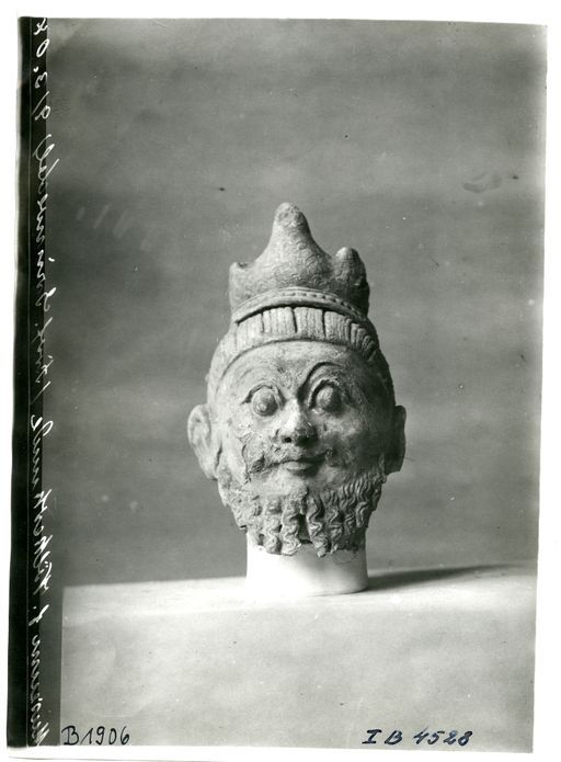 B 1906: Kopf eines Dämon mit Krone