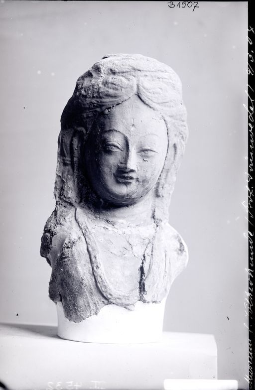 B 1907: Büste eines Bodhisattva