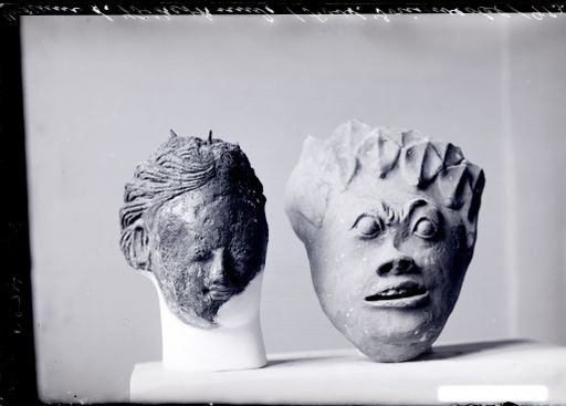 B 1910: Zwei Köpfe: Devatā, Dämon