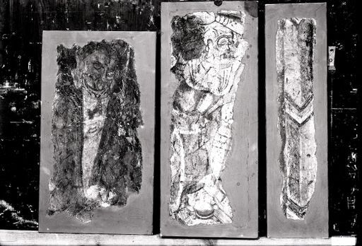 B21: Drei Stücke: a) alter meditierender Mönch ; b) kniender Brahmane ; c) geometrischer Fries (B_21_III_9201_X_X.jpg)