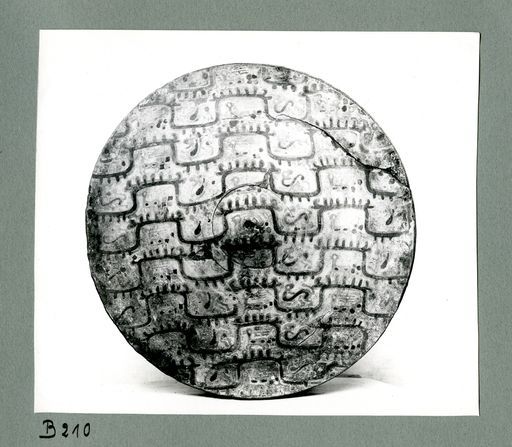 B210: Runde hölzerne Aschenurne, mit Deckel, bemalt: gelber Grund mit geflügelten Tieren grau bemalt. (B_210_III_7649ab_pos.jpg)