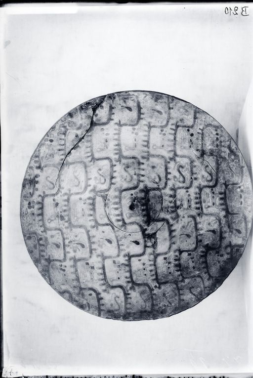 B 210: Runde hölzerne Aschenurne, mit Deckel, bemalt: gelber Grund mit geflügelten Tieren grau bemalt.