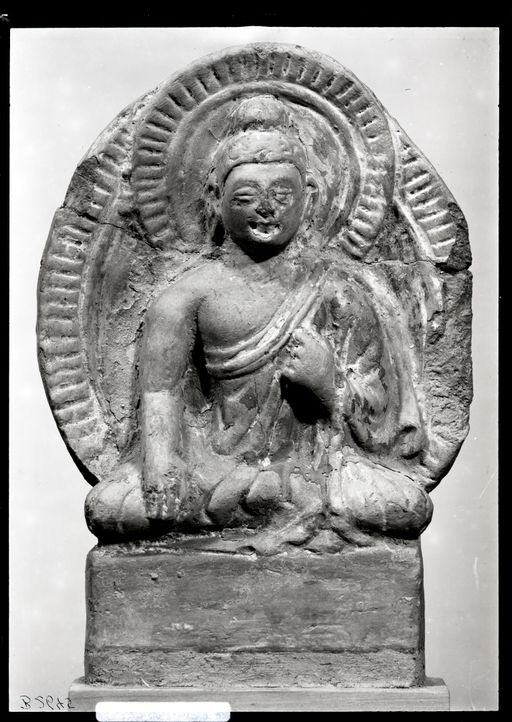 B 2645: Plakette-Statuette eins kleinen Buddha mit Erdanrufungsgeste, Nimbus und Mandorla