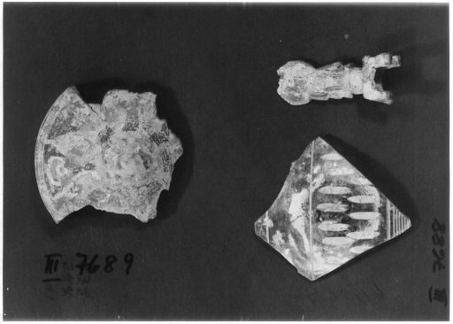 B2649: Drei Fragmente von: a) Glasscherbe bemalt ; b) Stück des Deckels einer bemalten Hölzernen Reliquiendose Keramik bemalt ; c) Buddha auf Thron, sehr kleine Bronzefigur (B_2649_III_7688_7689_8039_pos_kleine_Datei.jpg)