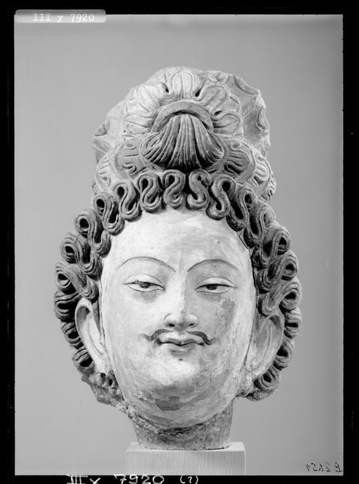 B 2651: Kopf eines Bodhisattva mit Schnurrbart und reichem Dekor