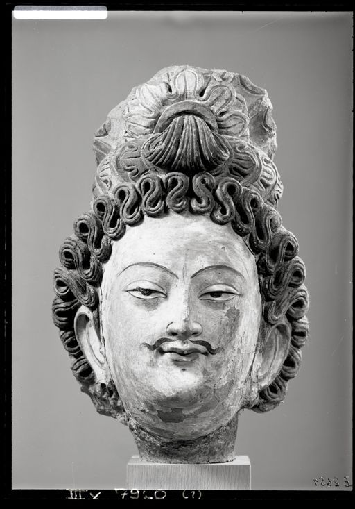 B2651: Kopf eines Bodhisattva mit Schnurrbart und reichem Dekor (B_2651_III_7920.jpg)