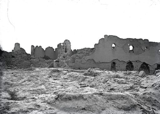 B 3000: Blick auf Klosterteil der Nordmauer und den Zentraltempel